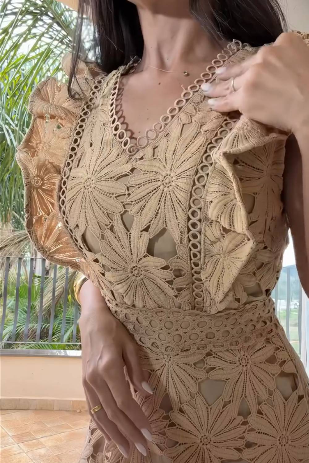 Robe longue étagée en dentelle crochetée à volants, sans manches et col en V