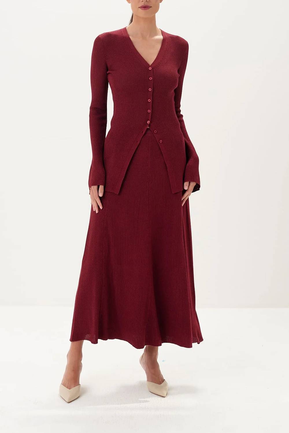 Conjunto de dos piezas con top de punto con escote en V, botones delanteros y mangas acampanadas, y falda midi en línea A