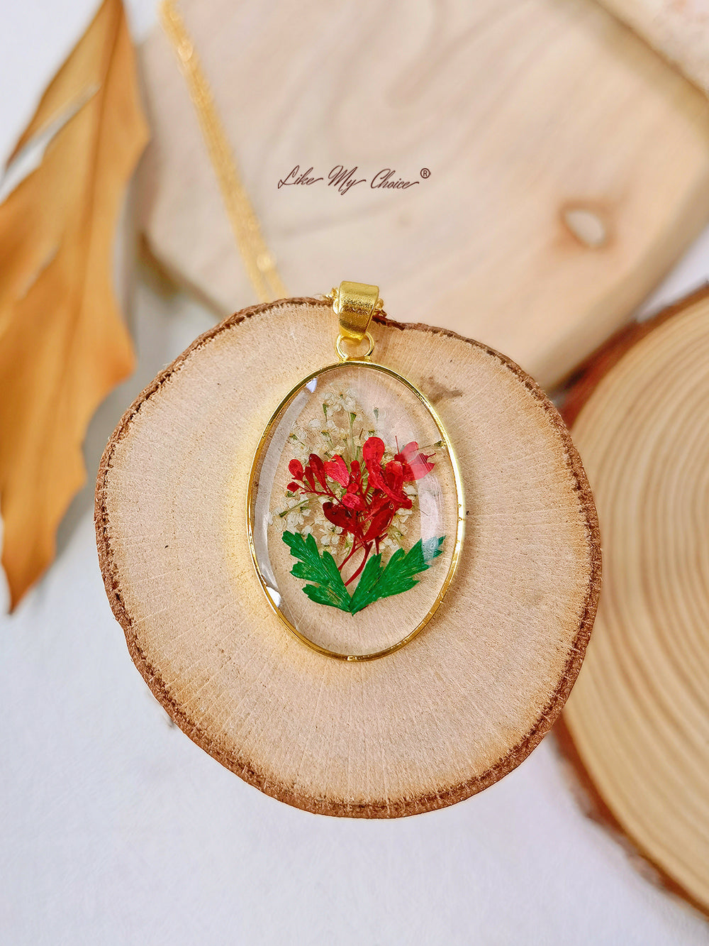 Colar com folhas de fetos prensadas