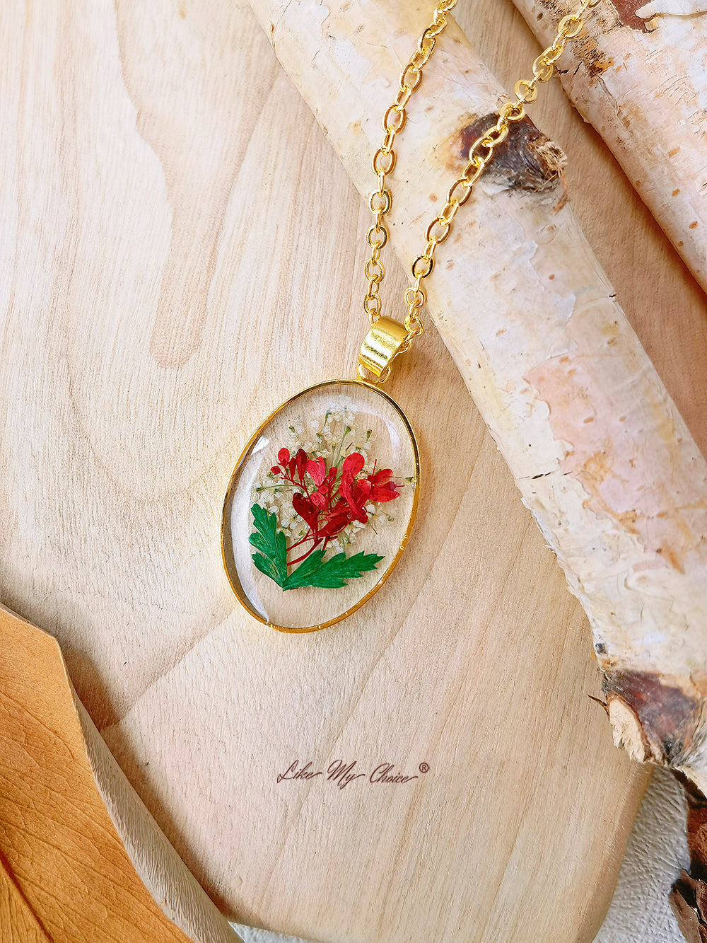 Colar com folhas de fetos prensadas