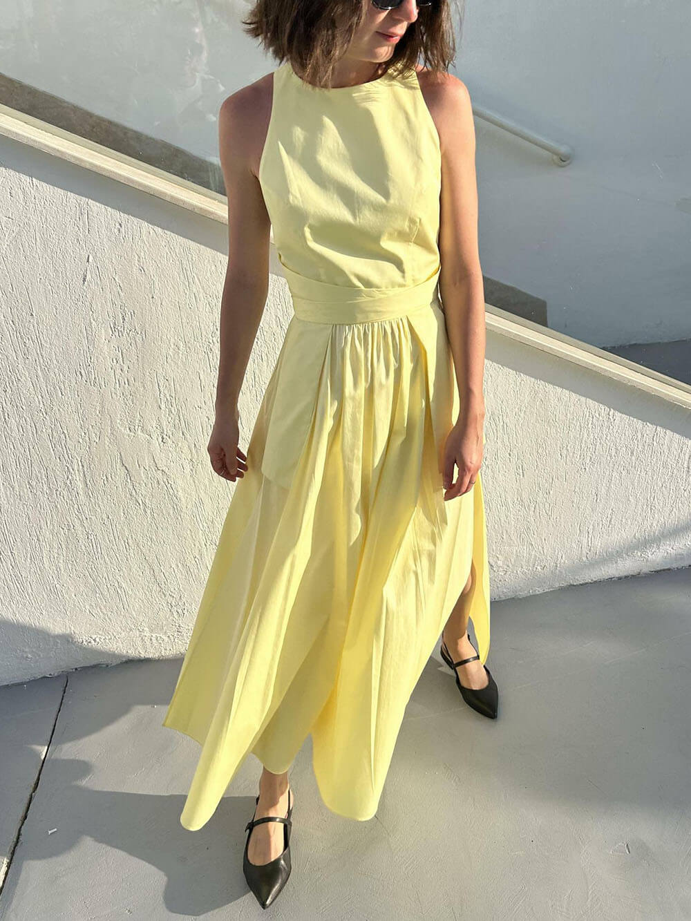 Vestido chaleco único con abertura lateral, cordones y bolsillos