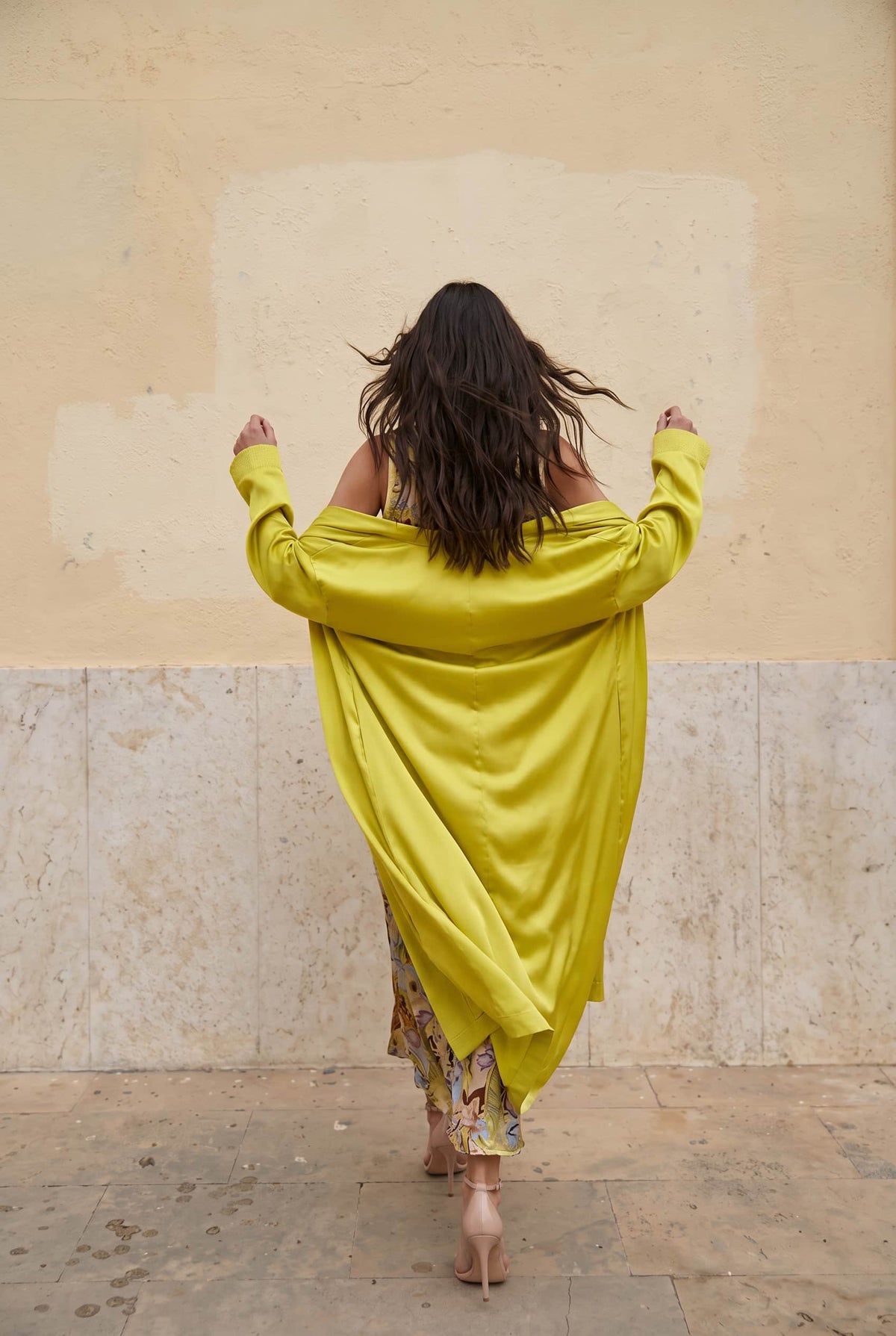 Conjunto de vestido y abrigo estampados