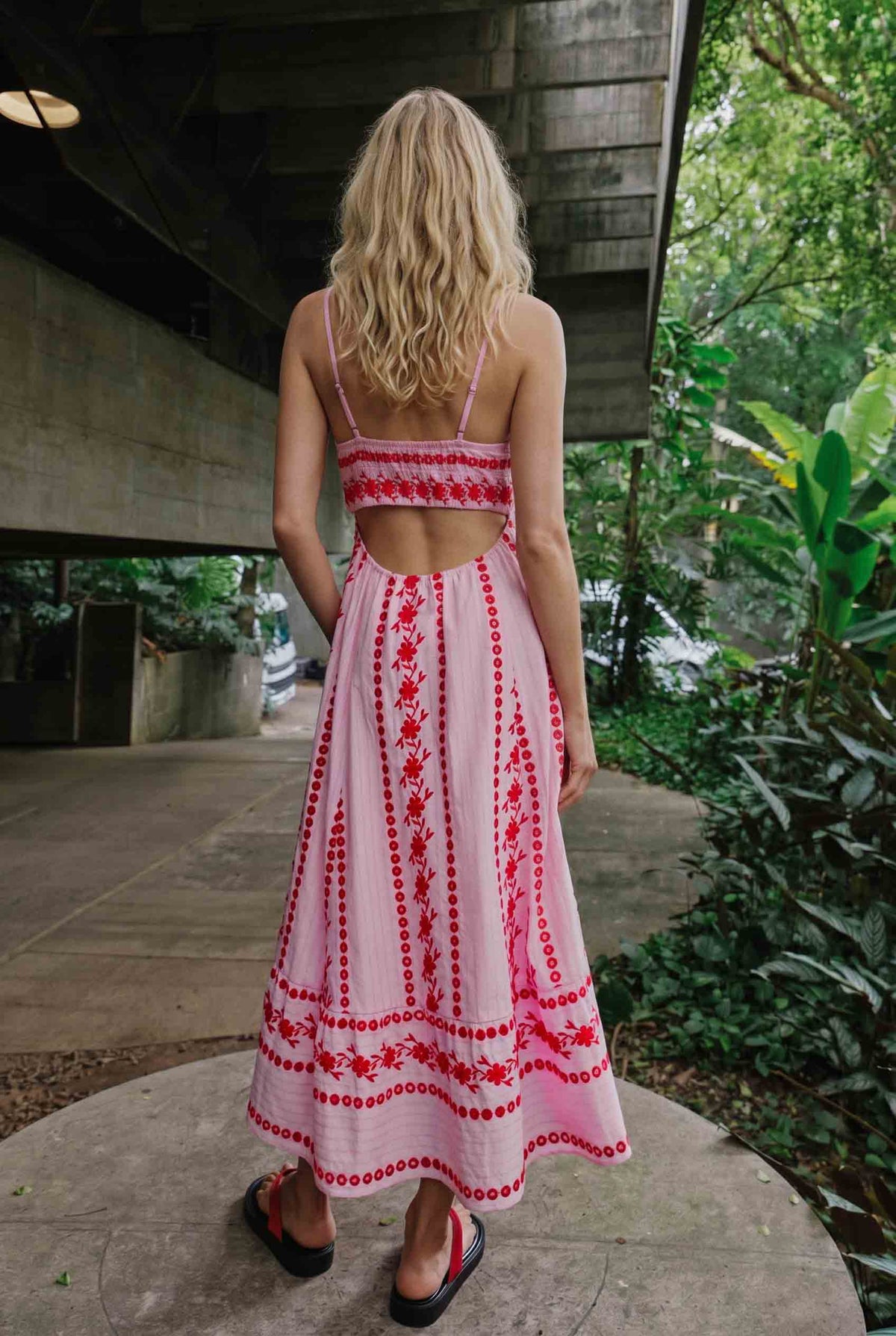 Midikleid mit Cut-out-Design und Spaghettiträgern