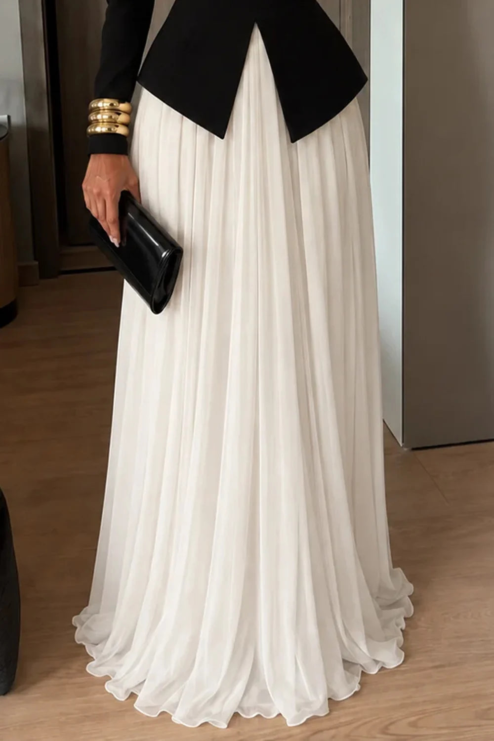 Elegante conjunto de dos piezas con top de manga larga con peplum y abertura, y falda larga plisada