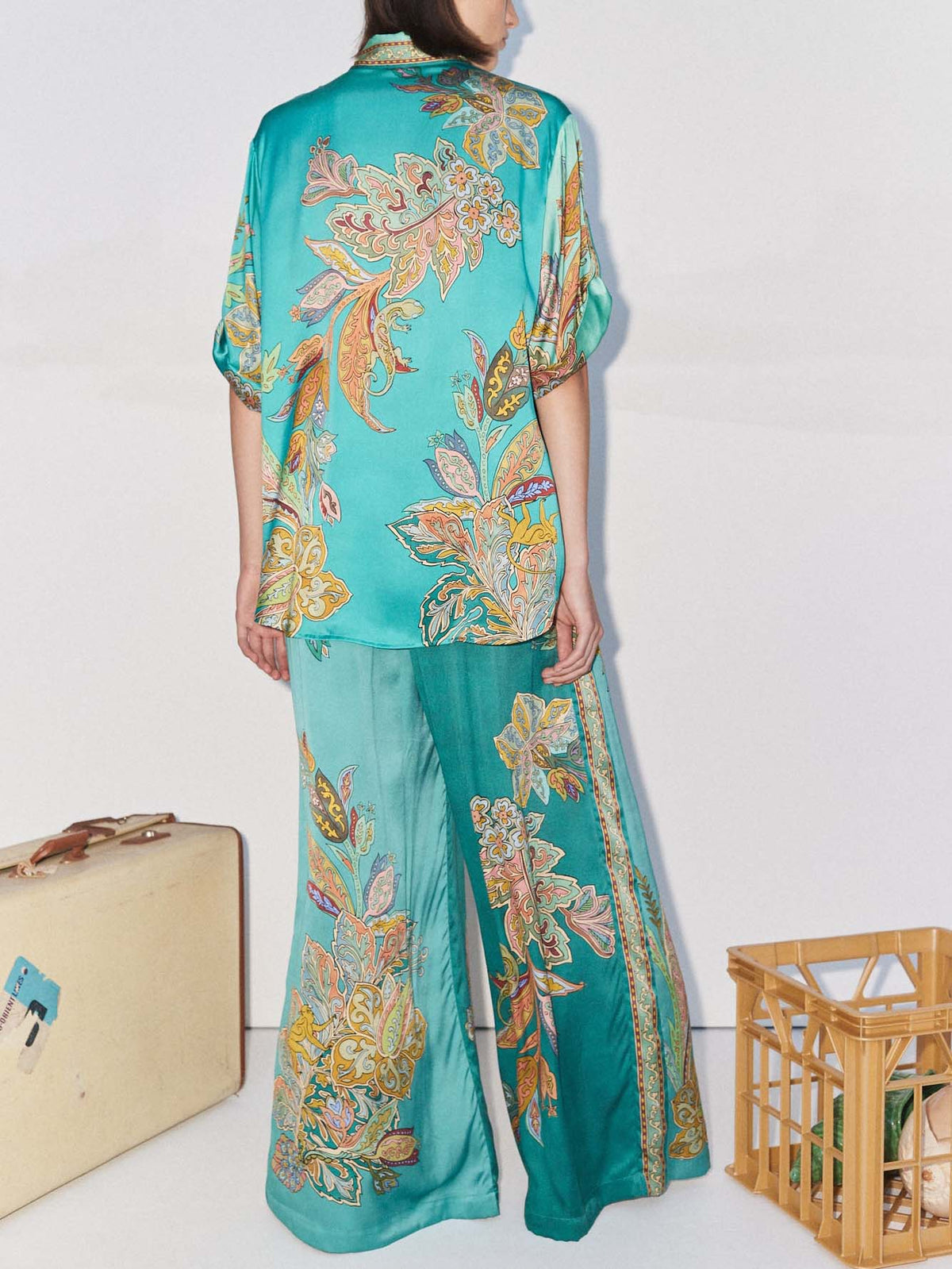 Einzigartiges lockeres zweiteiliges Set aus Satin mit botanischem Blumenprint