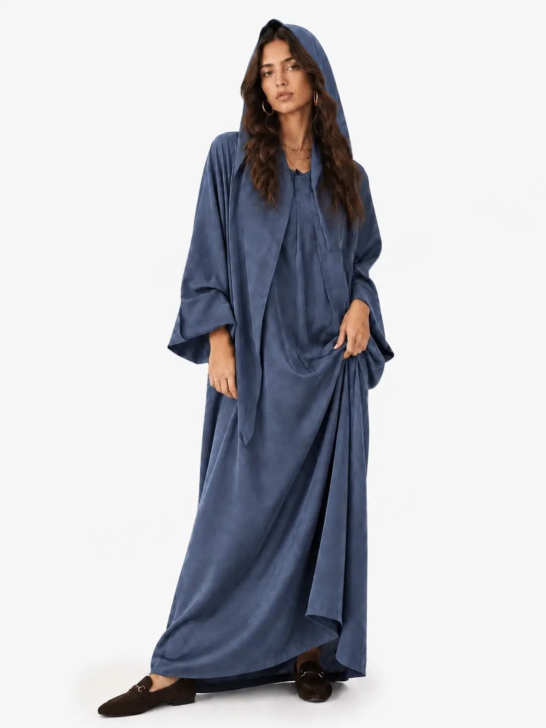 Abito lungo e ampio con cappuccio e maniche svasate, sobrio e fluido, per il Ramadan e tutti i giorni