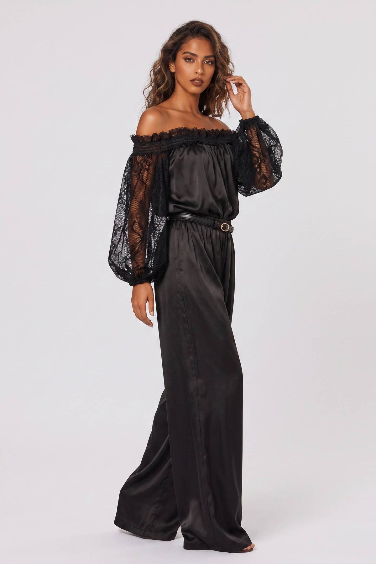 Elegantes Set aus Satinoberteil mit Schulterspitze und Nahtdetails sowie Hose mit weitem Bein