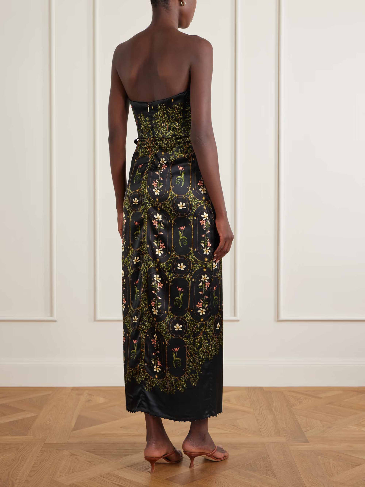 Vestido midi de cetim preto com estampado floral vintage, cai-cai, envelope e atilho