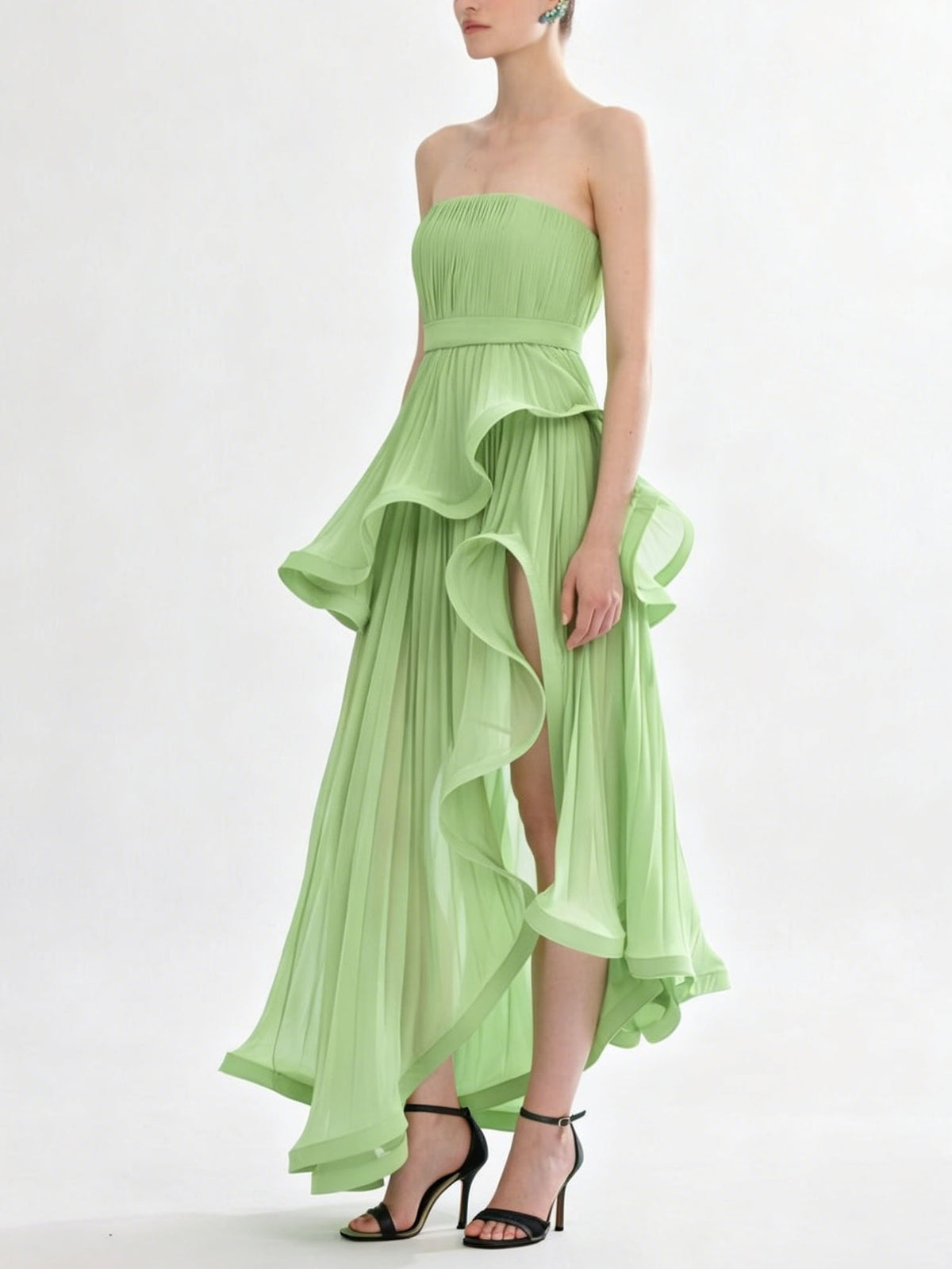 Elegantes trägerloses Maxikleid mit Volants, hohem Schlitz und Raffungen
