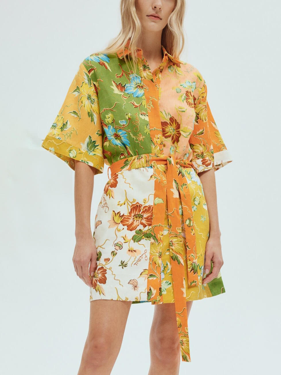 Mini vestido com estampado floral contrastante e exclusivo