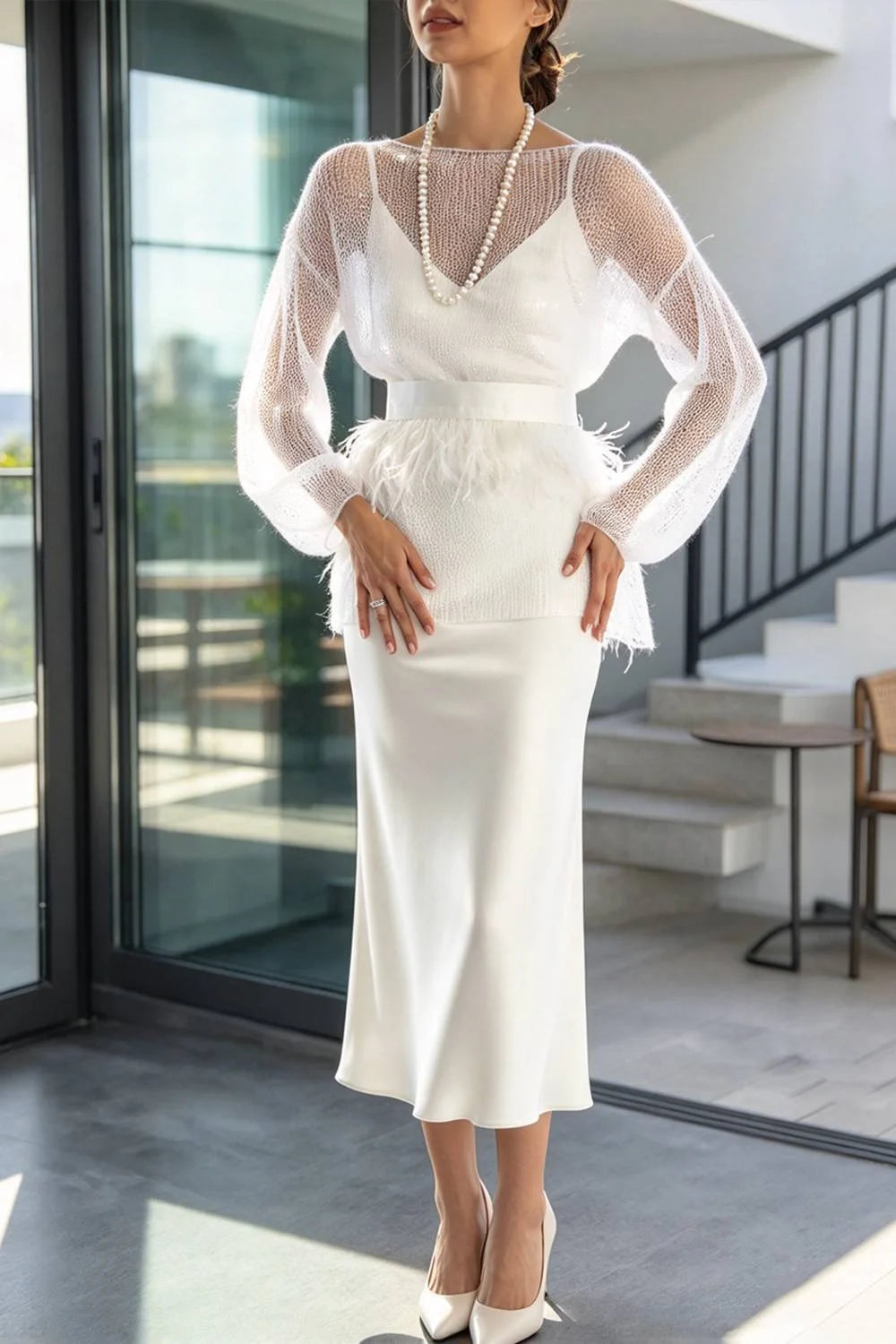 Conjunto de dos piezas con jersey de punto y vestidos midi de satén con cinturón de plumas