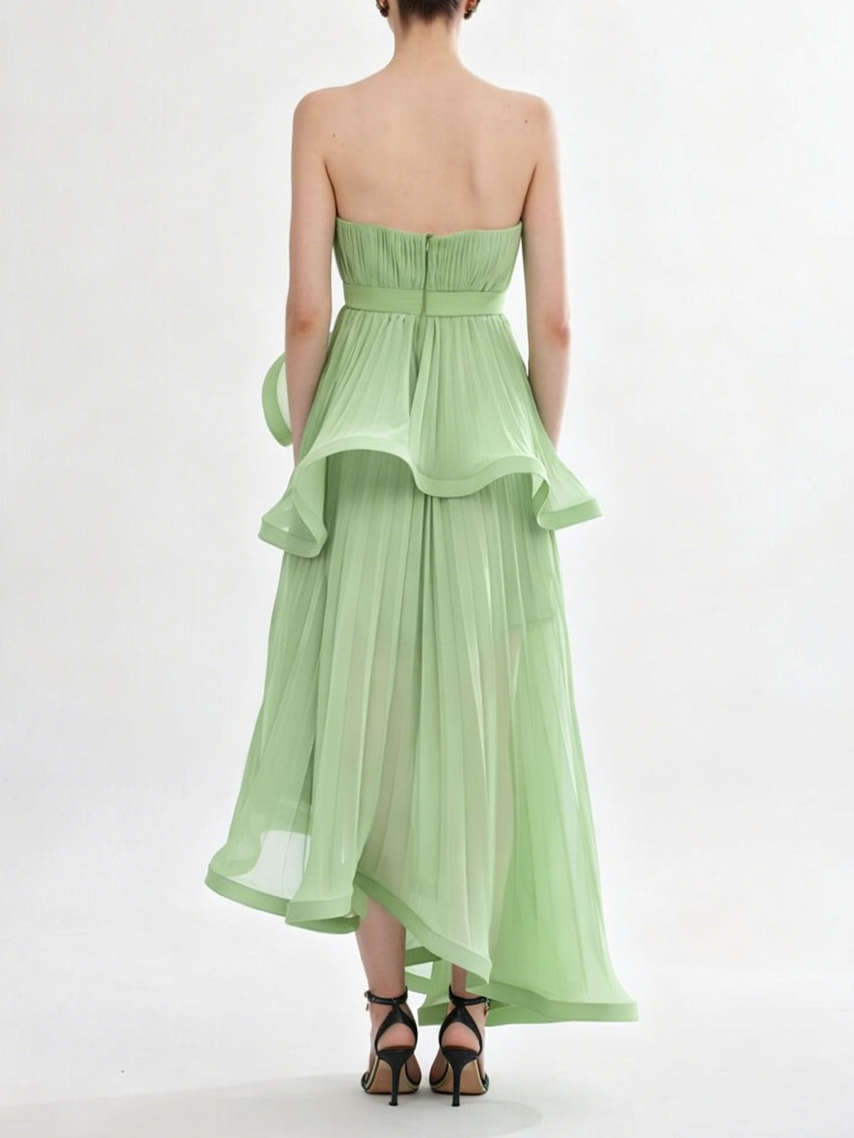 Elegantes trägerloses Maxikleid mit Volants, hohem Schlitz und Raffungen