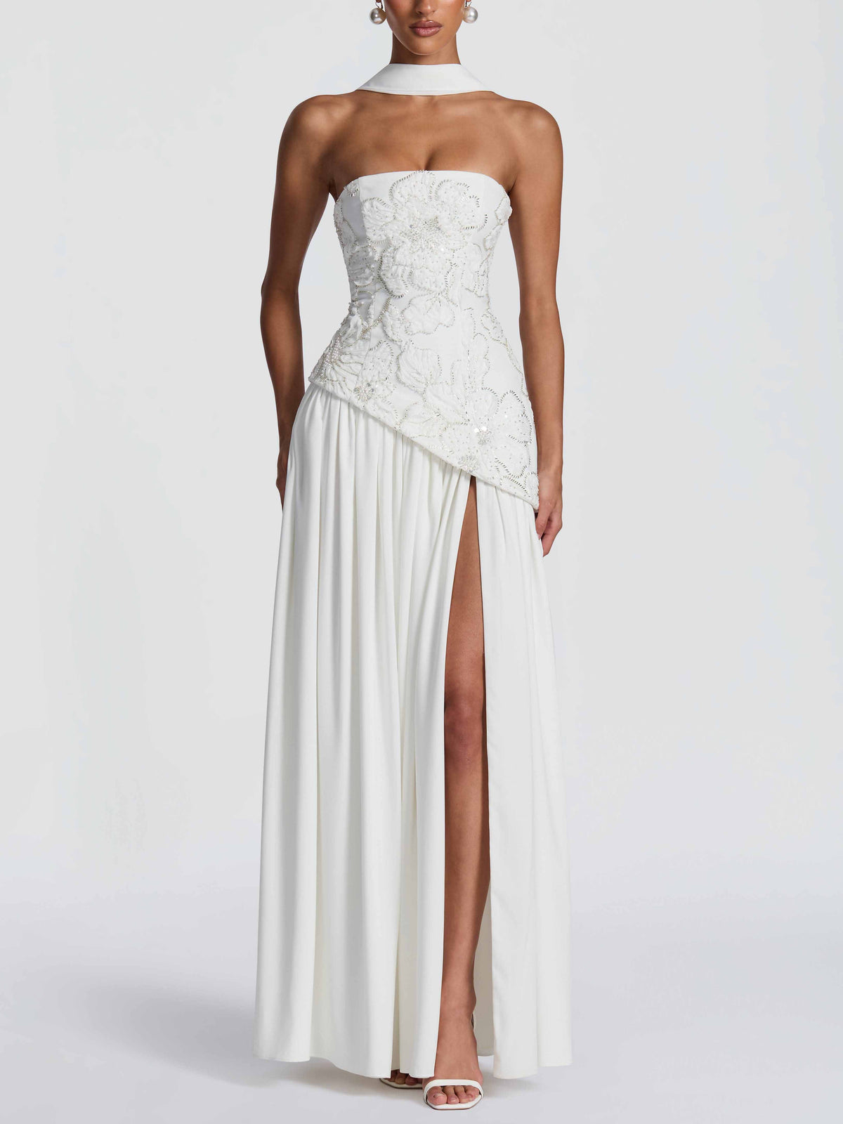 Elegante abito lungo senza spalline con ricami floreali