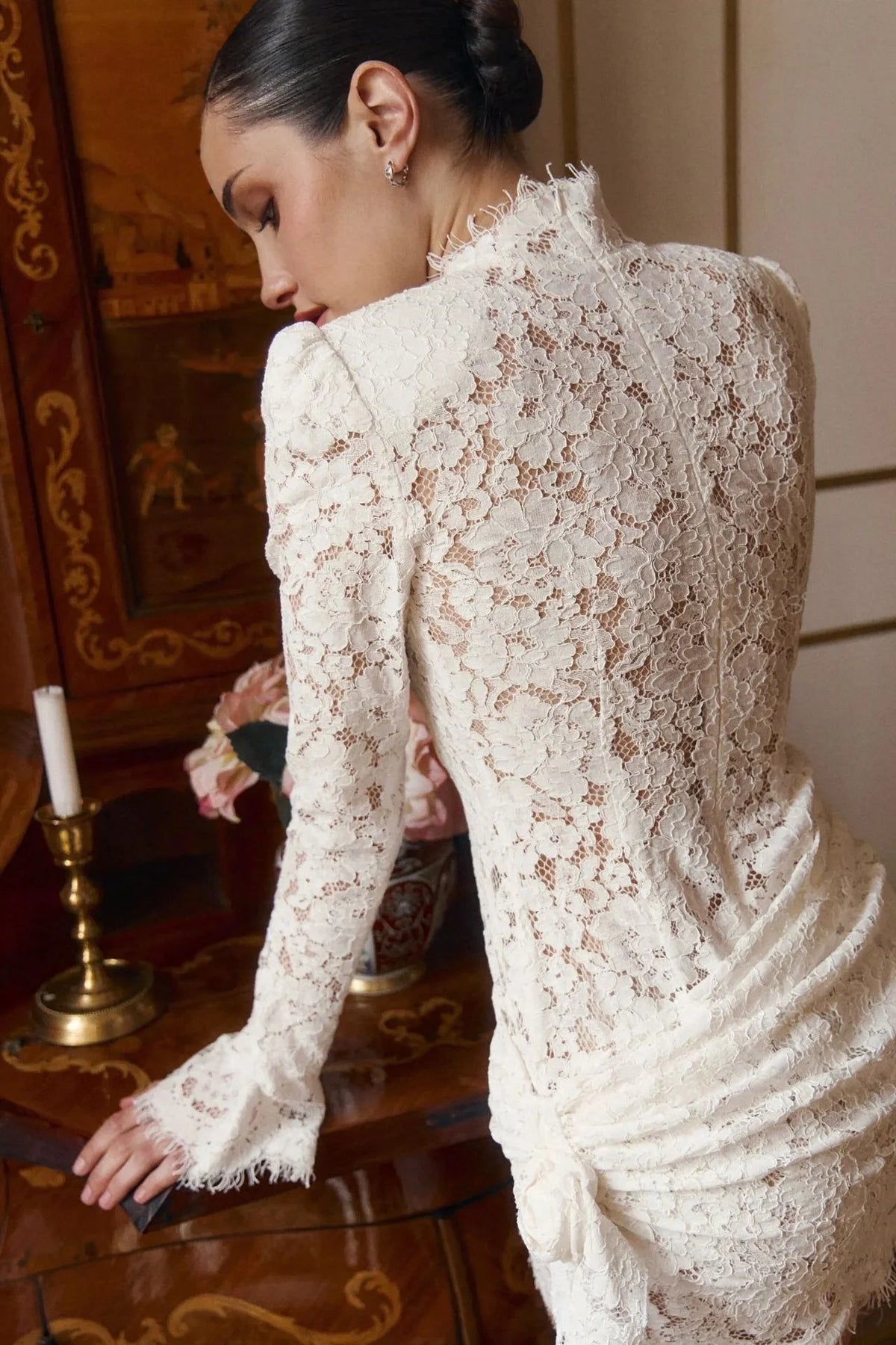 Robe cocktail mini moulante à manches longues, col montant, en dentelle florale froncée