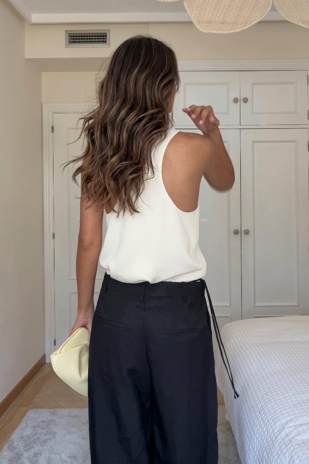 Completo minimalista con gilet e pantaloni a gamba larga