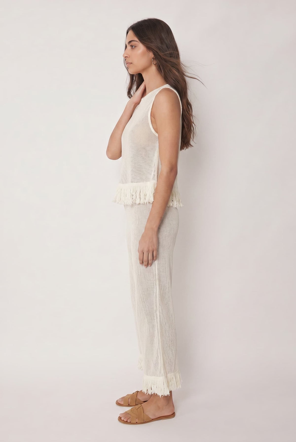 Conjunto de top de malla con flecos y pantalones de pernera ancha