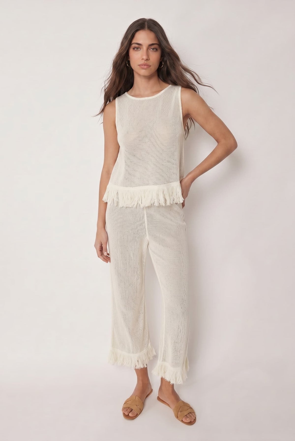 Conjunto de top de malla con flecos y pantalones de pernera ancha