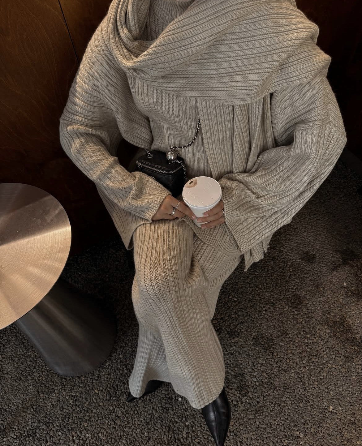Dreiteiliges Set aus Rippstrick für Damen: übergroßer Pullover, Hose mit weitem Bein und Wickelschal, passendes Outfit für Herbst und Winter