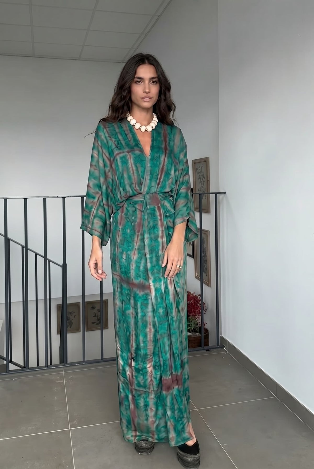 Maxikleid mit V-Ausschnitt, Print, Schlitz und Bänderdetail