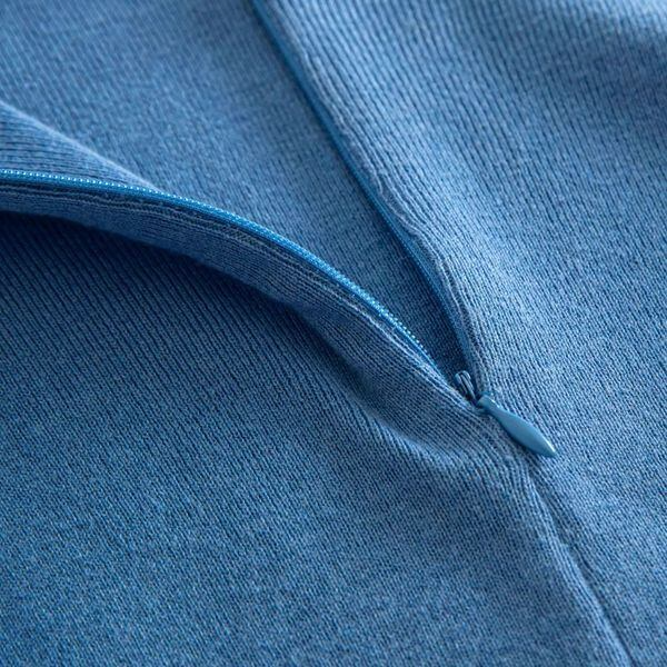 Set aus blauem Strickoberteil mit Kapuze aus Kaschmirgemisch und Schlaghose