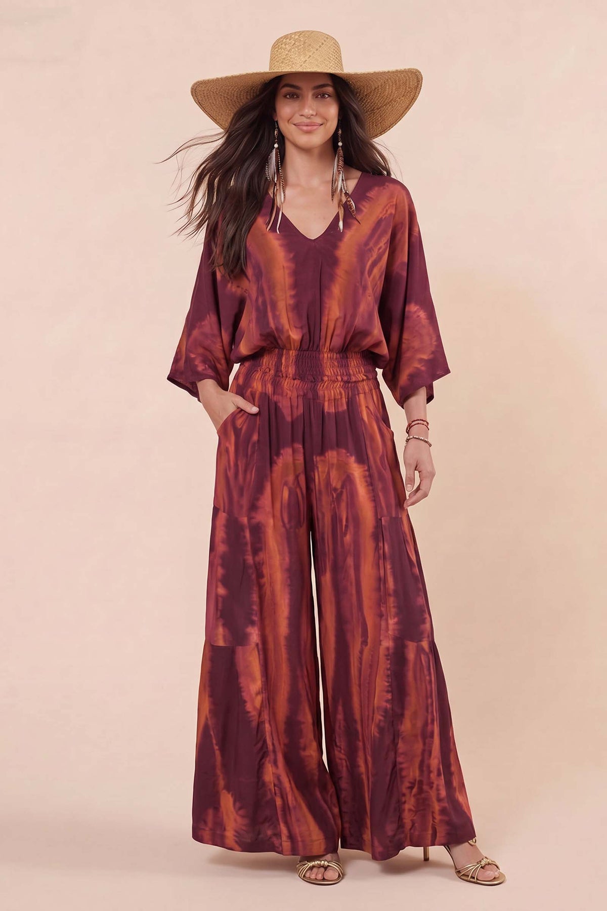 Completo con top stampato con scollo a V e pantaloni a gamba larga