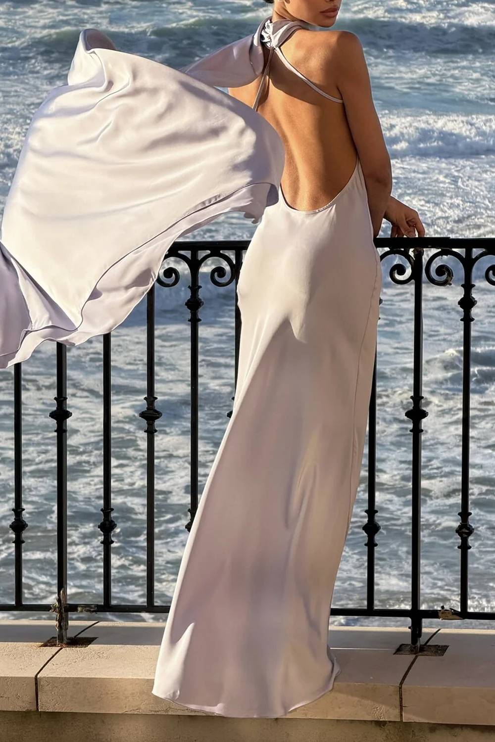 Vestido largo de noche con cuello halter, espalda drapeada y descubierta y fajín largo