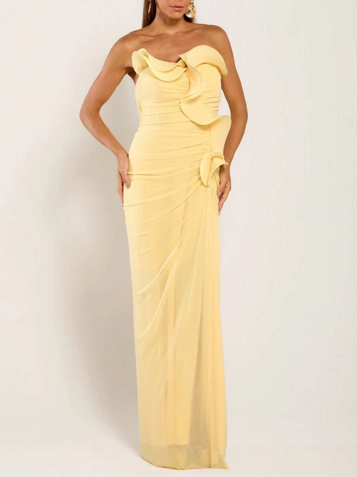 Vestido comprido elegante sem alças, franzido e com aplicação floral
