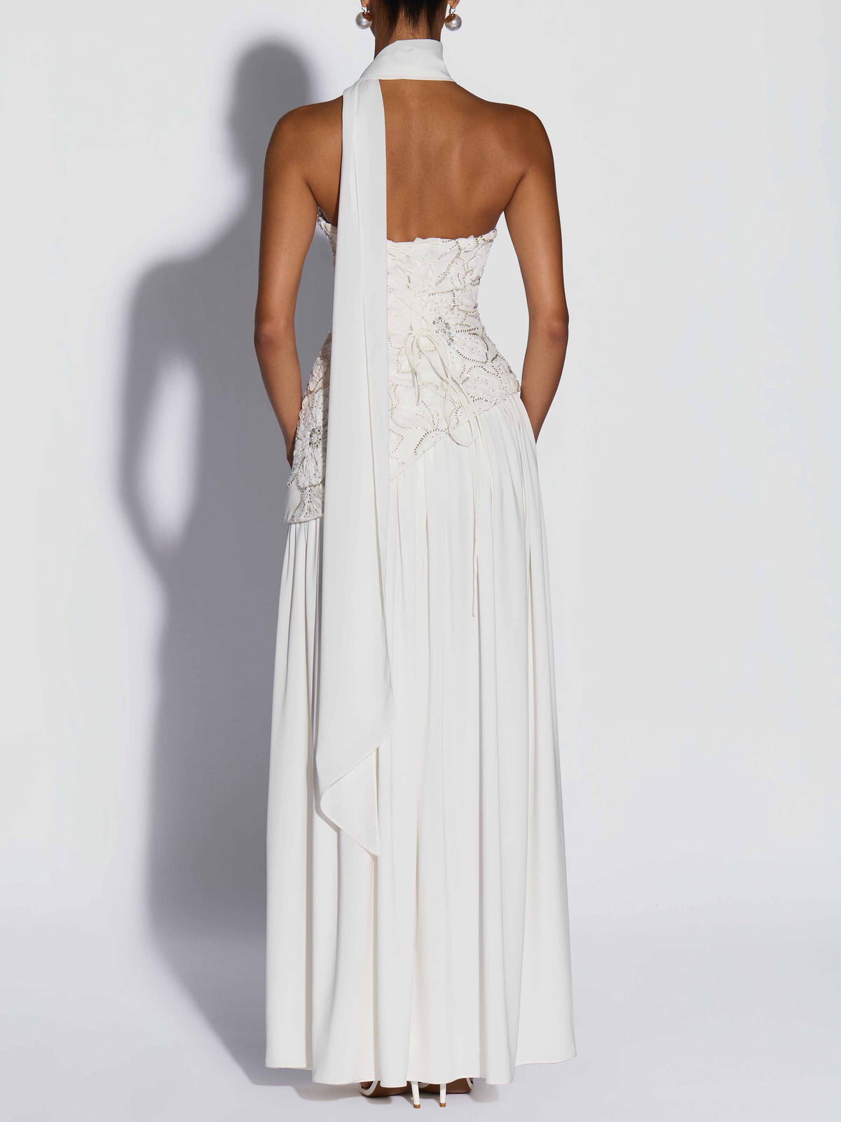 Elegante abito lungo senza spalline con ricami floreali