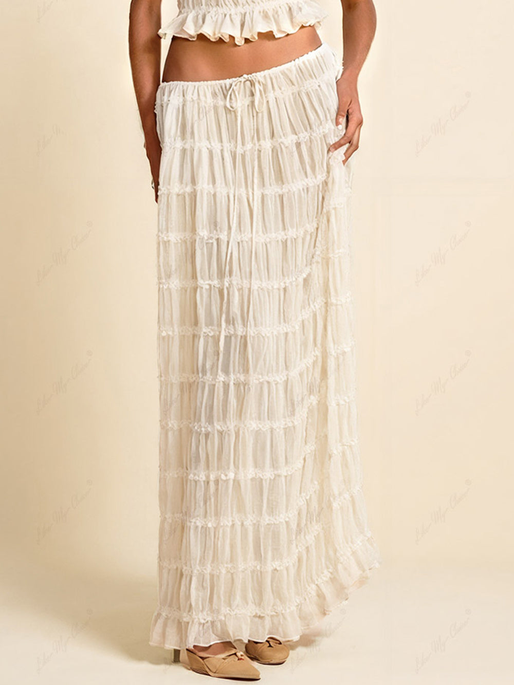 Saia maxi em camadas, plissada, com cintura ajustável por cordão e pendente decorativo