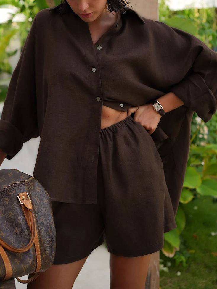 Completo casual con camicia ampia a maniche lunghe e shorts