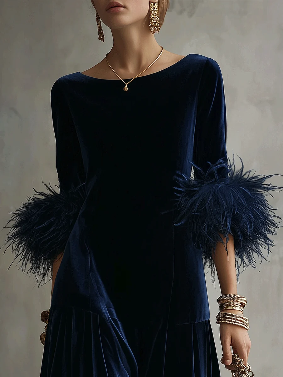 Abito lungo blu navy dal taglio morbido in velluto di lusso vintage, con bordo di piume