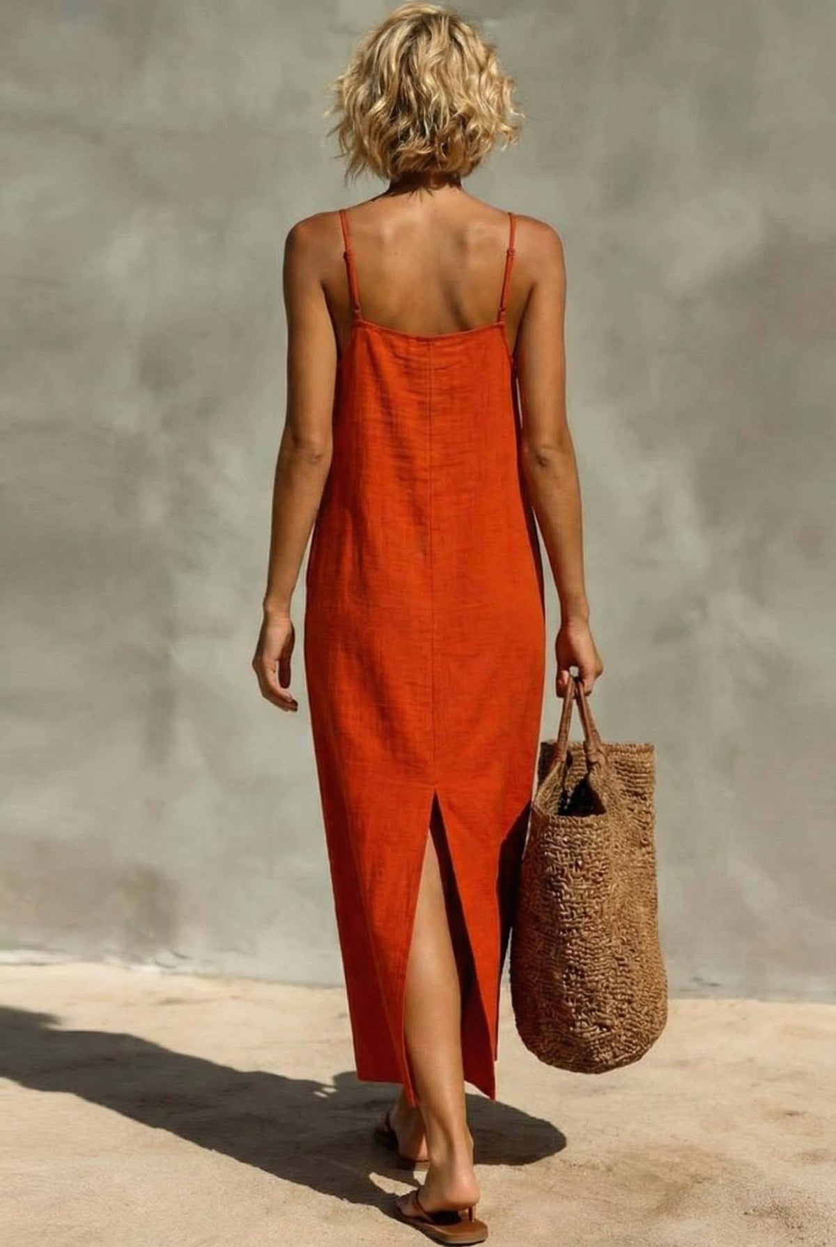 Minimalistisches Unterkleid mit Schlitz am Rücken