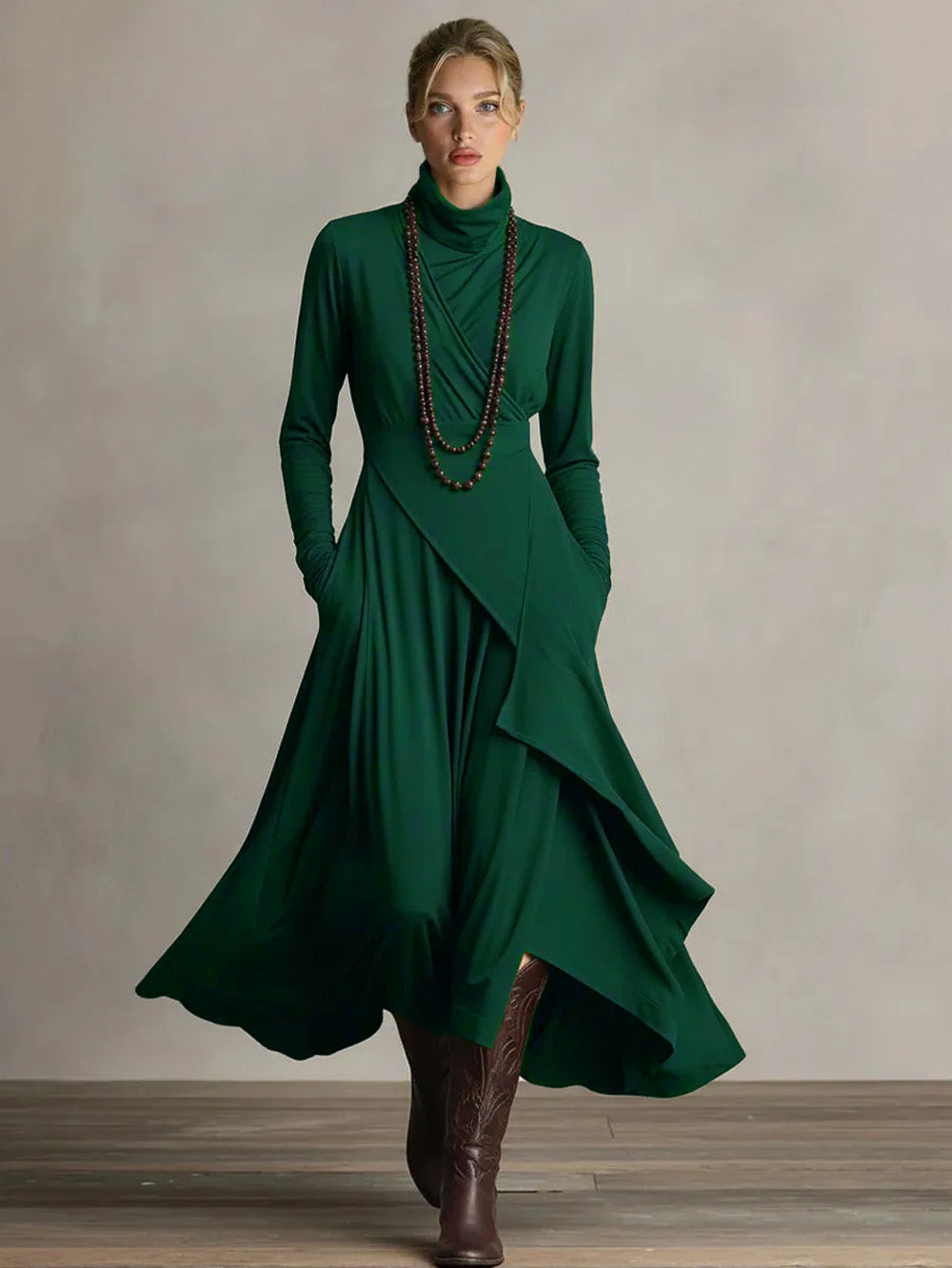 Elegantes asymmetrisches Maxikleid mit hohem Kragen und Drapierung
