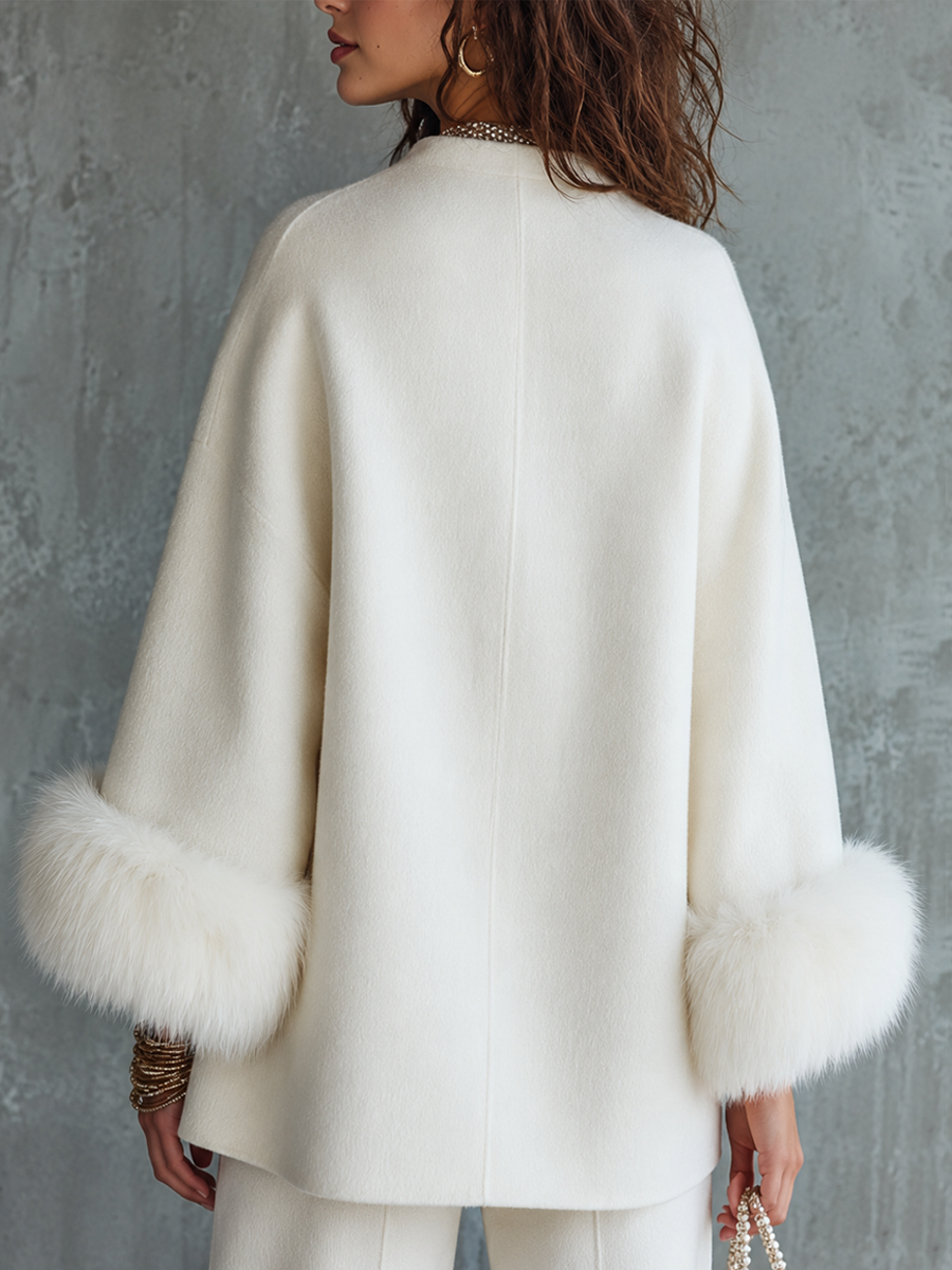 Elegante chaqueta color marfil sin cuello con puños de pelo sintético