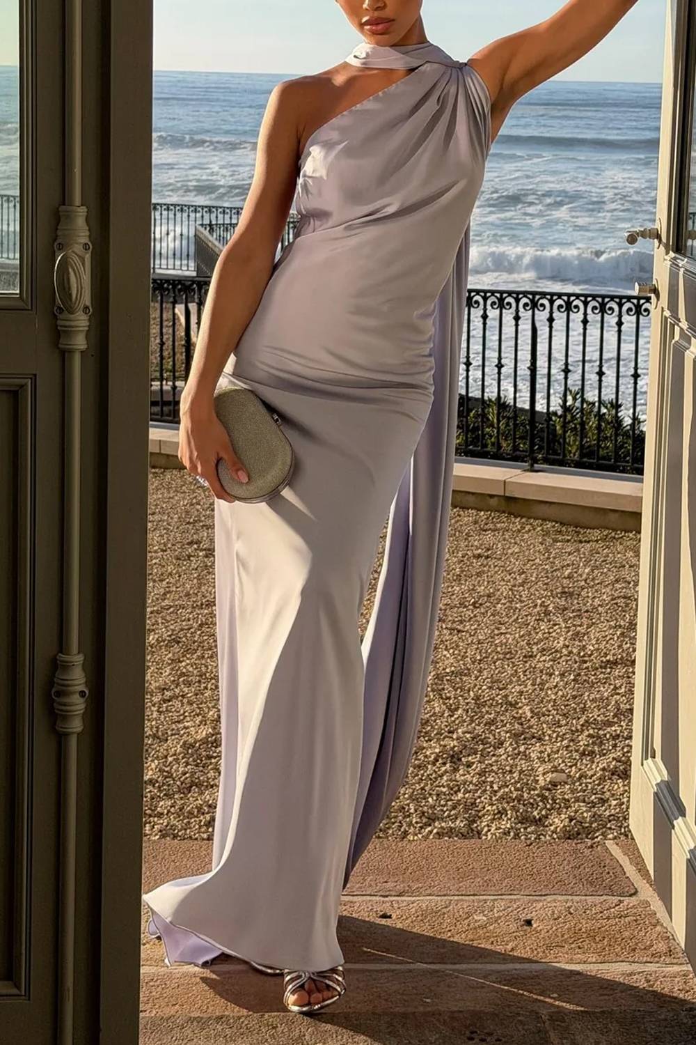 Vestido largo de noche con cuello halter, espalda drapeada y descubierta y fajín largo