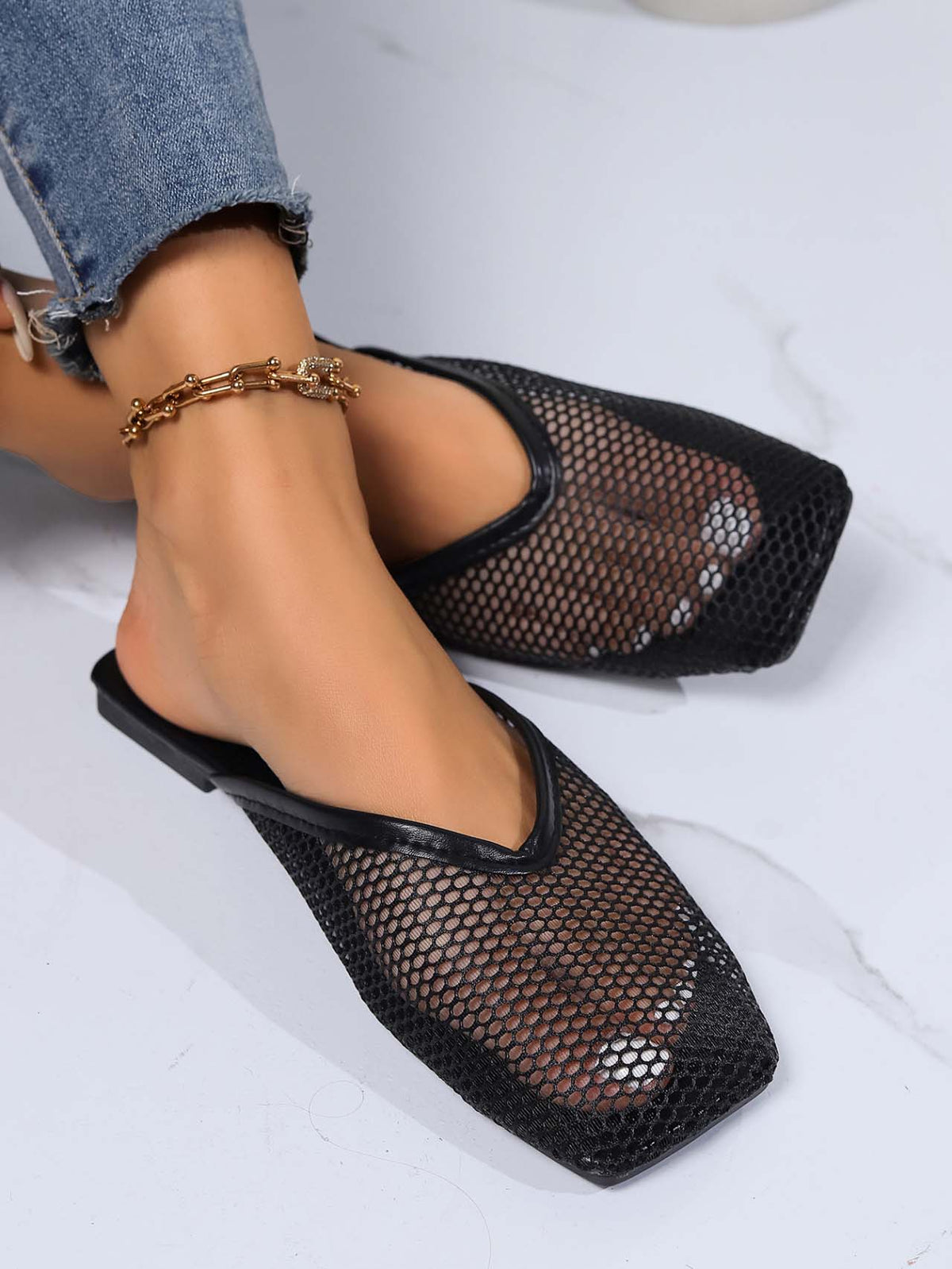 Scarpe alla moda, semplici, basse, traforate e traspiranti in rete