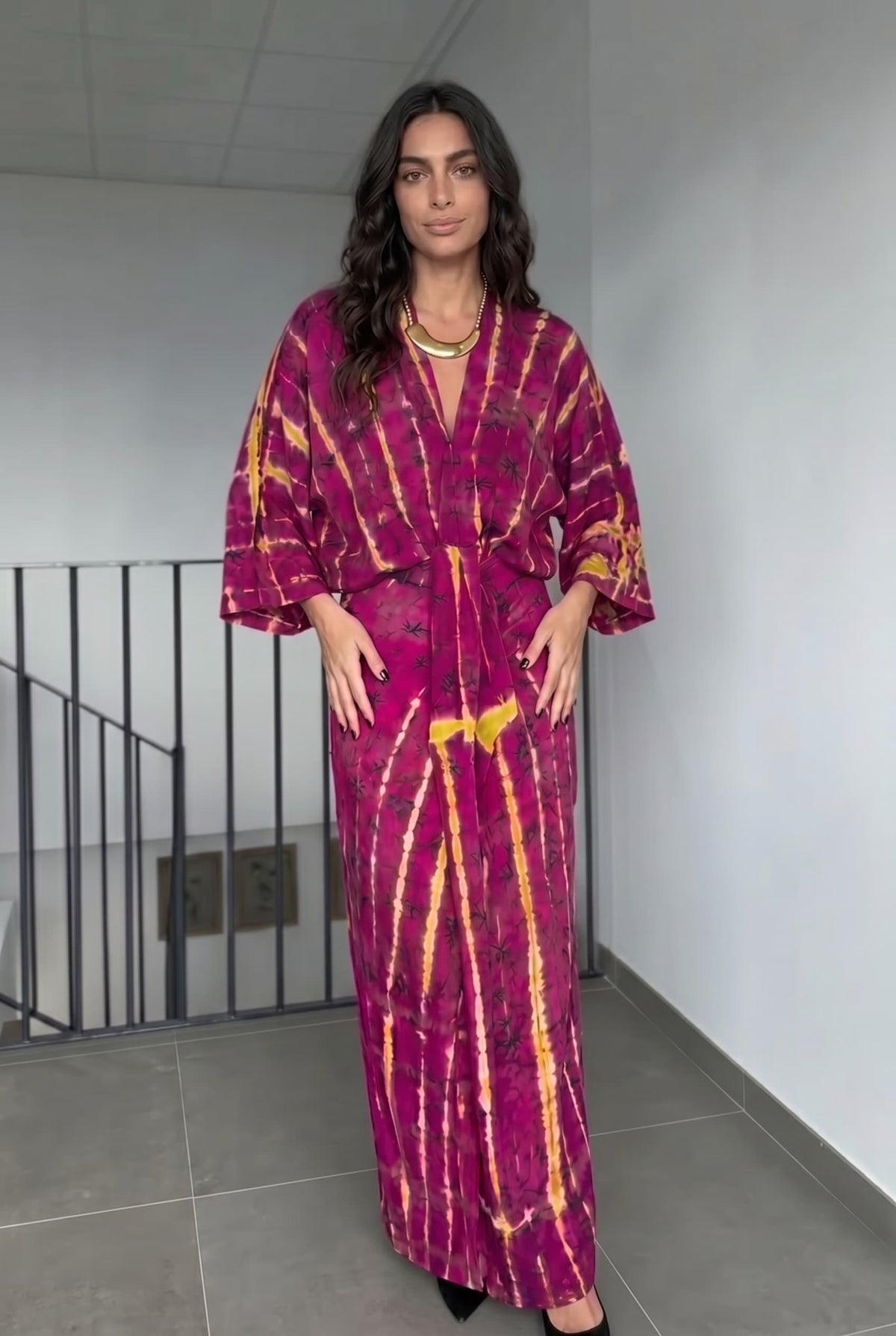 Maxikleid mit V-Ausschnitt, Print, Schlitz und Bänderdetail