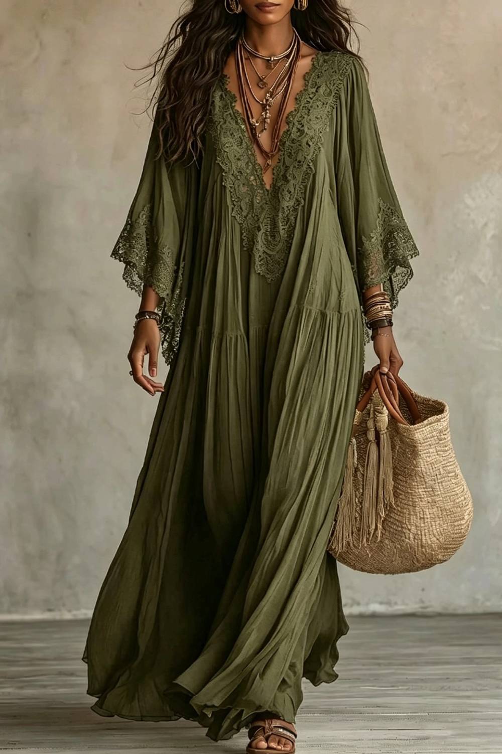 Langes Bohème-Kleid aus Spitze mit V-Ausschnitt und Trompetenärmeln
