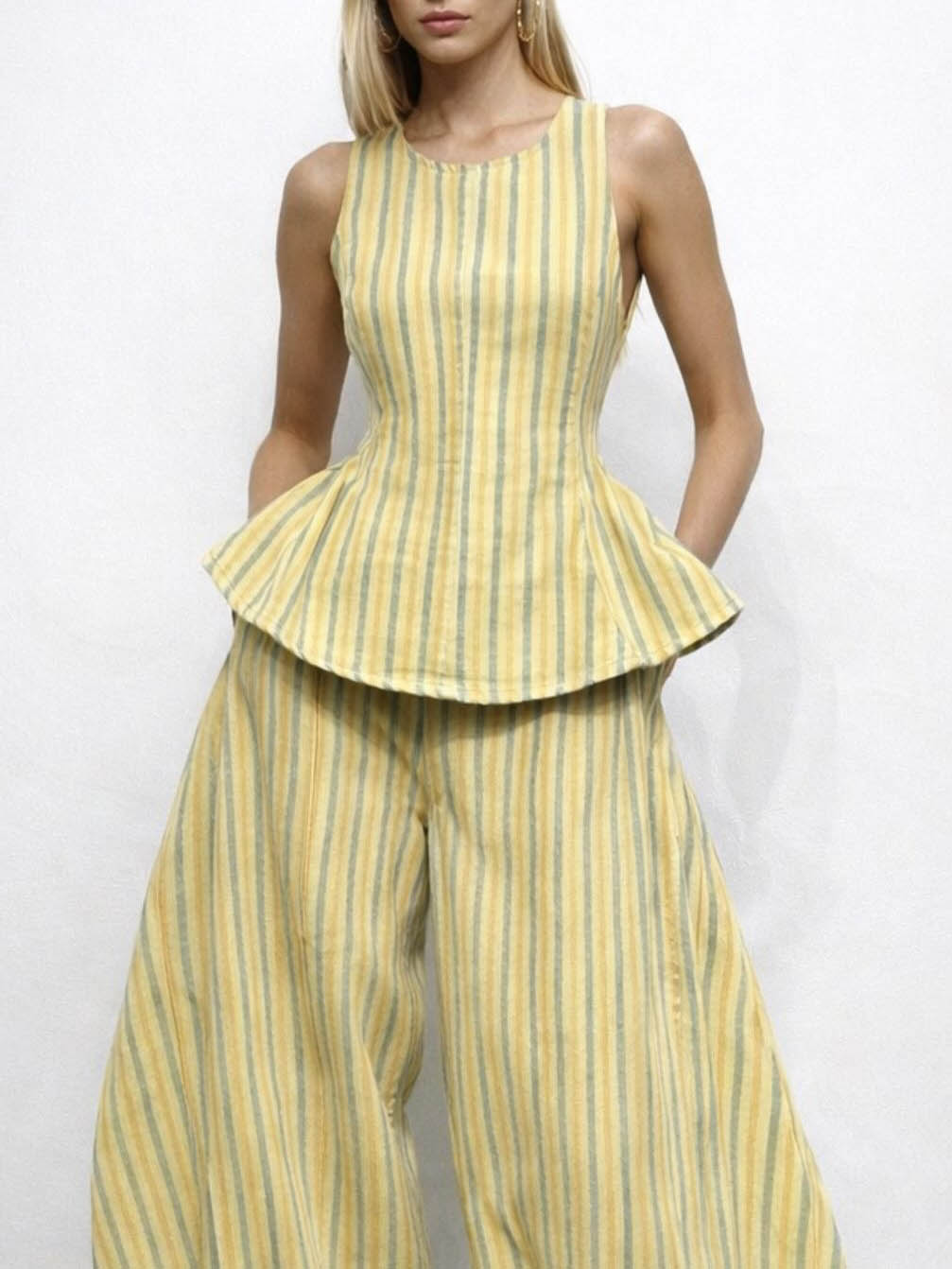 Retro-Set aus gestreiftem ärmellosem Top mit Rüschen und Hose