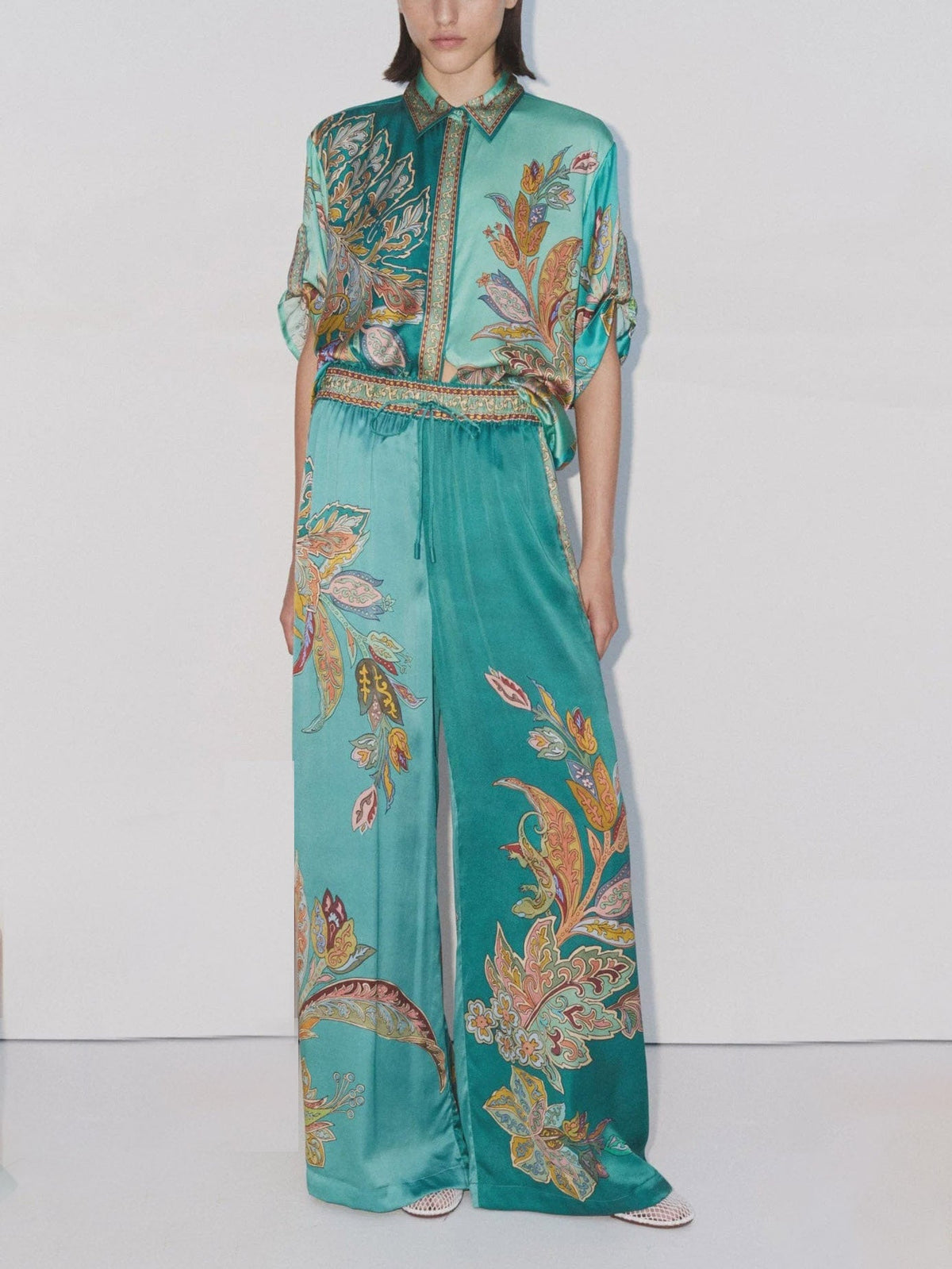 Einzigartiges lockeres zweiteiliges Set aus Satin mit botanischem Blumenprint