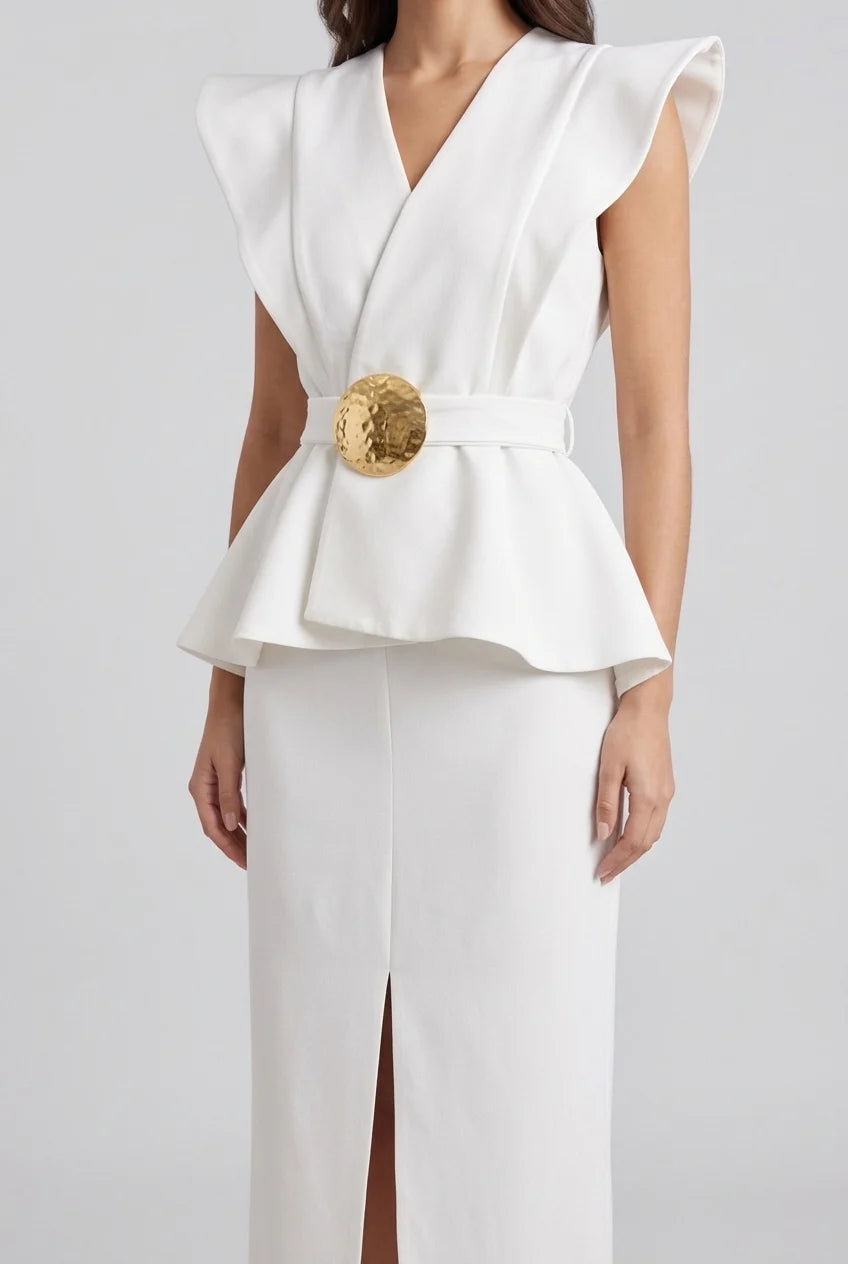 Robe longue à décolleté en V, épaules sculpturales et basque, avec fente et ceinture imposante