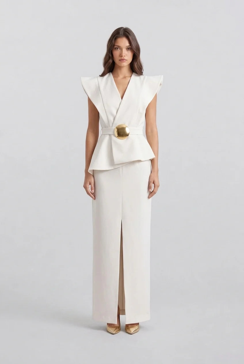 Robe longue à décolleté en V, épaules sculpturales et basque, avec fente et ceinture imposante
