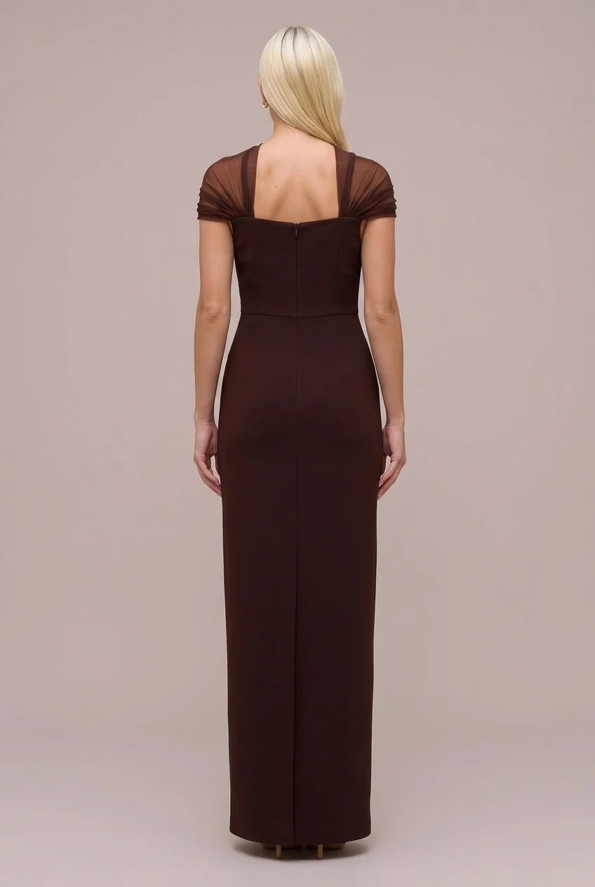 Vestido maxi de corte coluna, sem mangas, em malha transparente e drapeado, com ombros descobertos