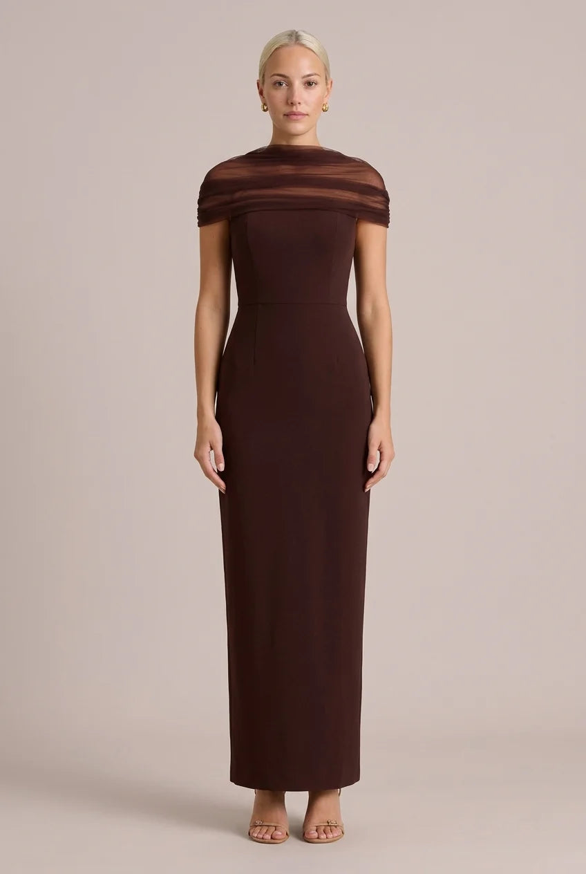 Vestido maxi de corte coluna, sem mangas, em malha transparente e drapeado, com ombros descobertos