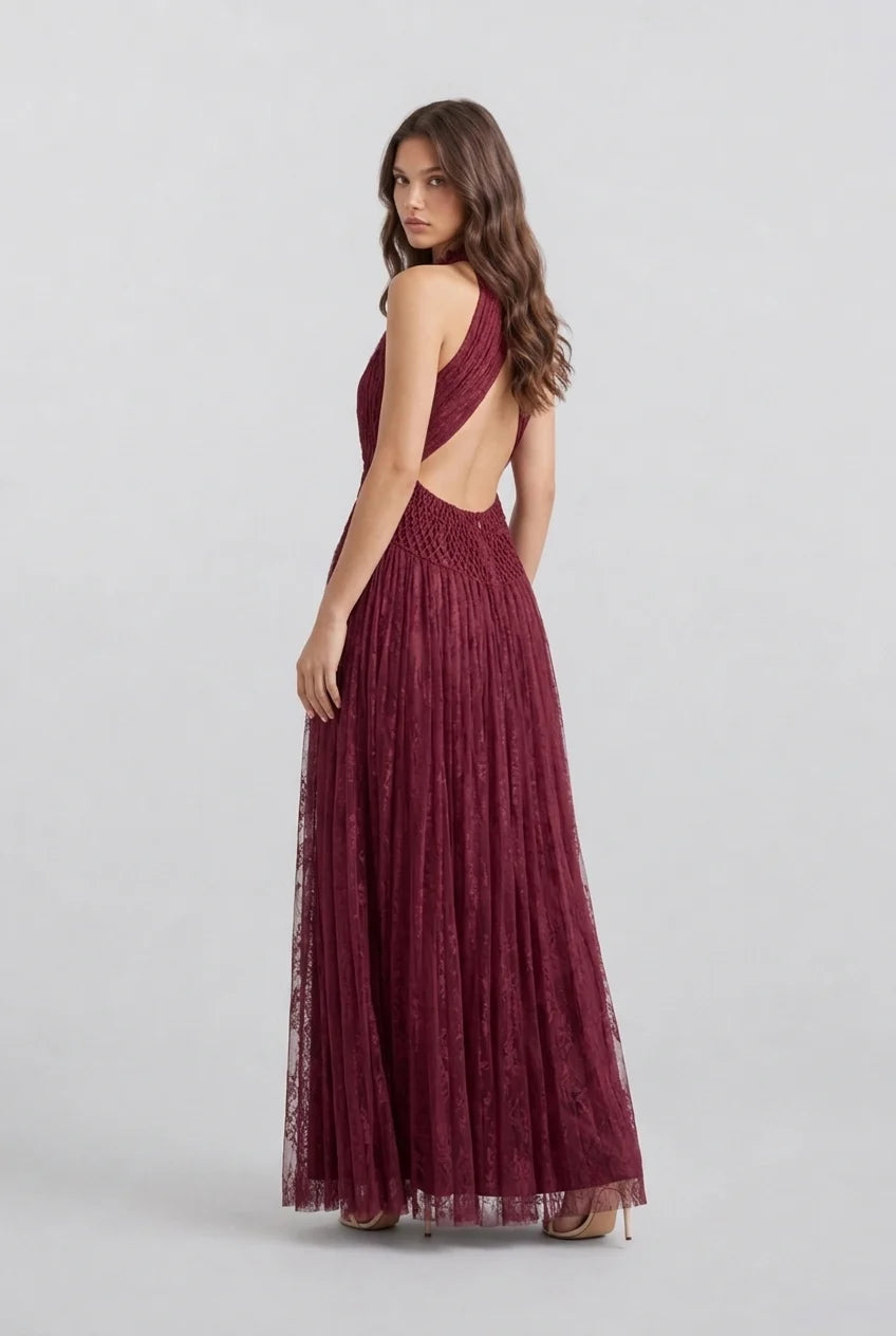 Abito lungo da sera bordeaux senza maniche, con scollo alto all'americana, plissé e tulle