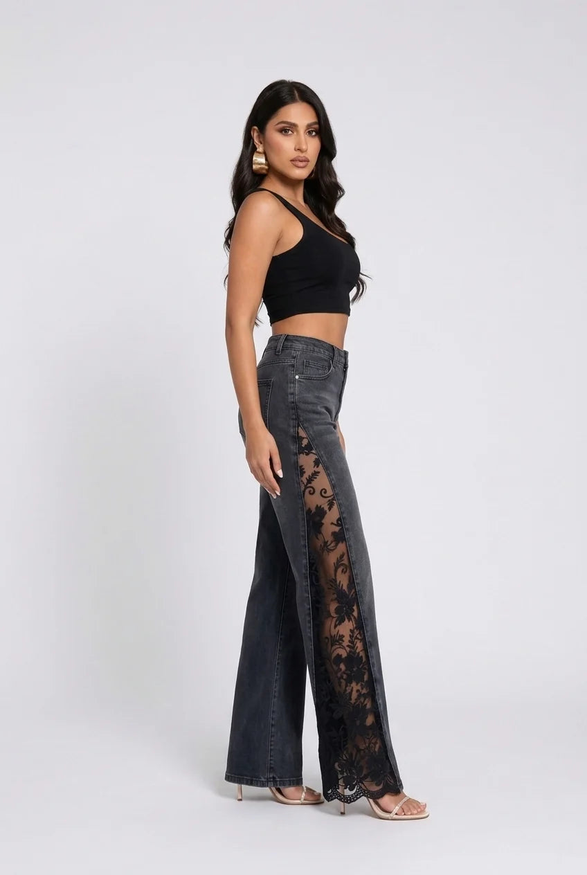 Jeans svasati neri a vita alta da donna con inserti in pizzo floreale trasparente