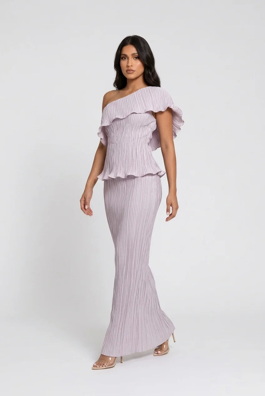 Plissiertes Maxikleid in Säulenform mit schulterfreiem Ausschnitt und Schößchen für Hochzeitsgäste