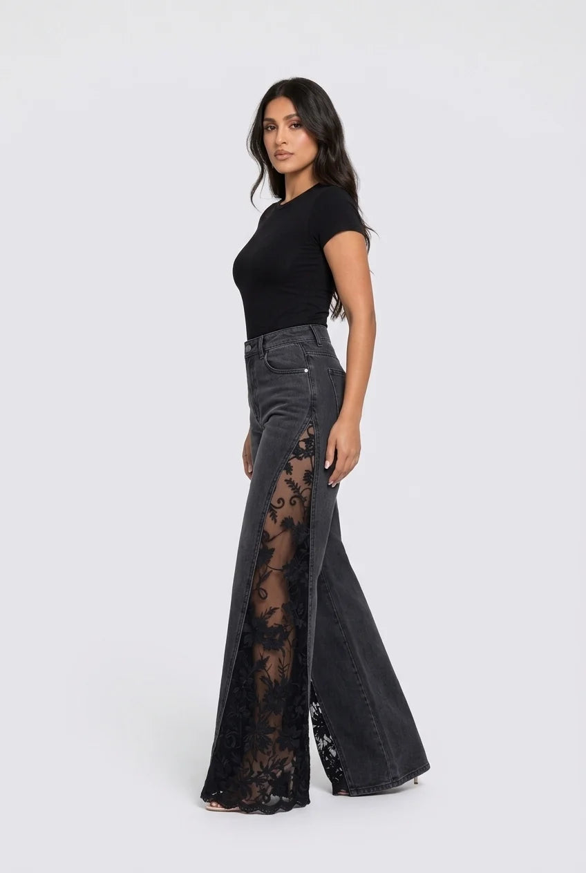 Jeans svasati neri a vita alta da donna con inserti in pizzo floreale trasparente