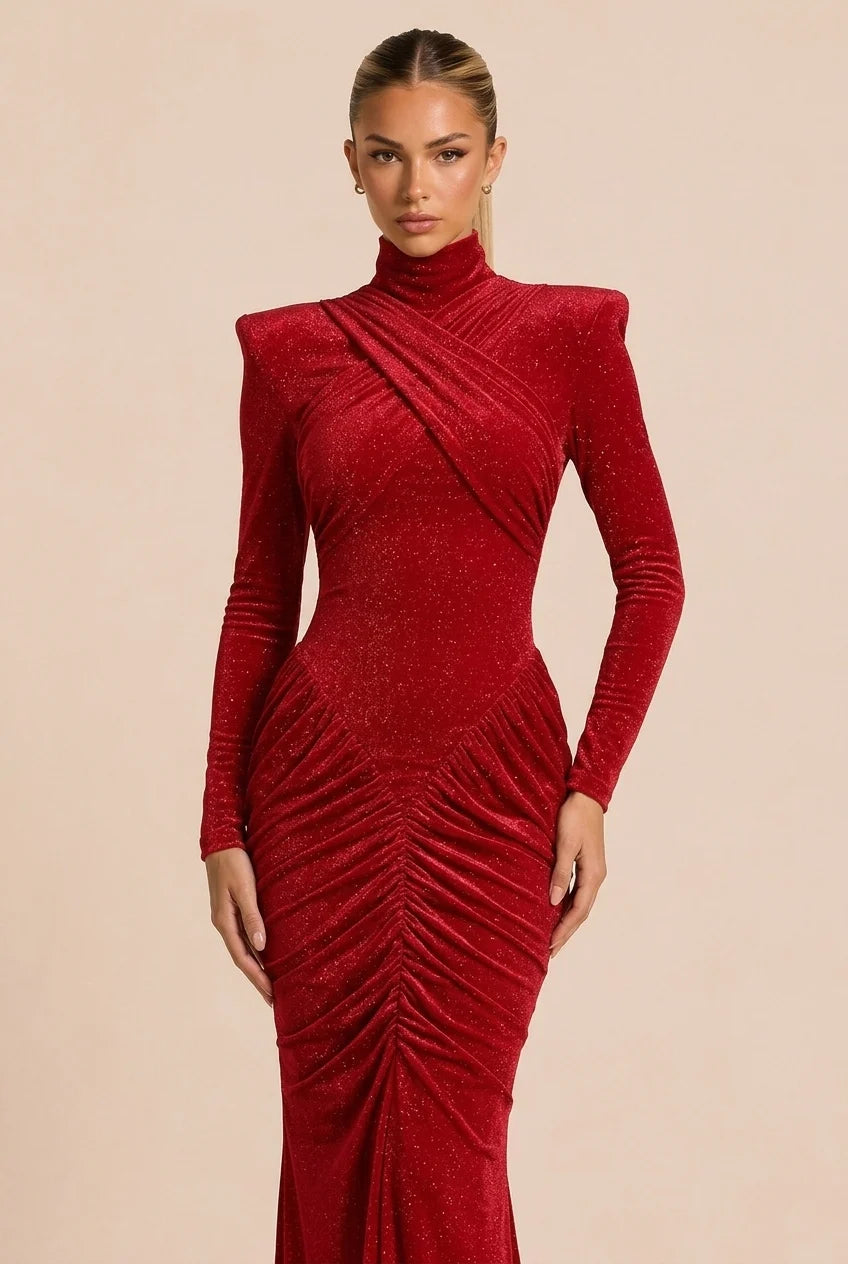 Abito da sera lungo rosso scintillante con collo alto, arricciature, maniche lunghe e spalline imbottite