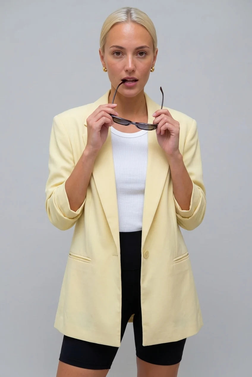 Blazer amarelo-claro oversized para mulher, com abotoamento simples e lapela entalhada